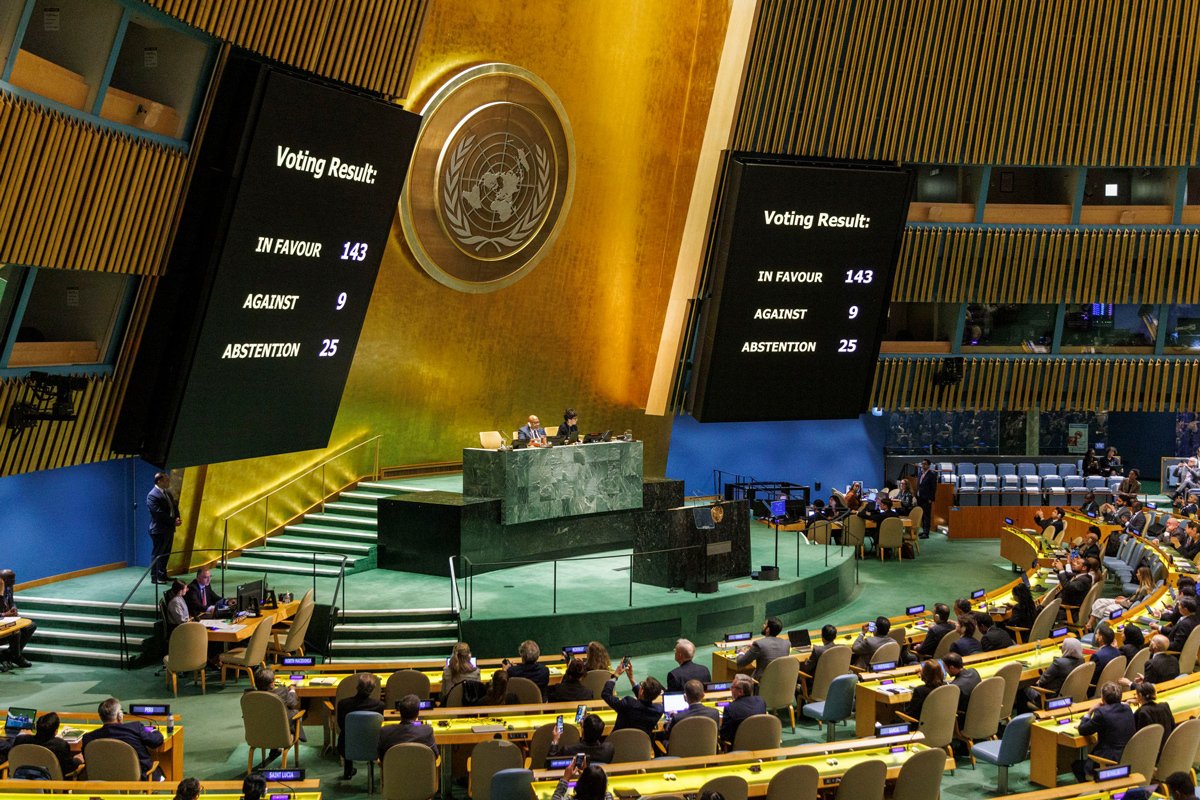 Генеральная Ассамблея ООН голосует по вопросу о принятии заявки Палестины в полноправные члены ООН в штаб-квартире ООН в Нью-Йорке, США, 10 мая 2024 года. Фото: Sarah Yenesel / EPA-EFE