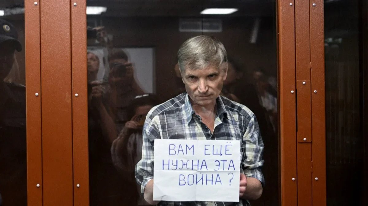 Gorinov in court holding up a sign that reads "do you still need this war?" Photo: social media
