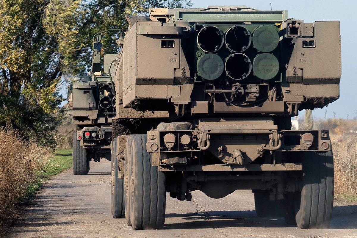Высокомобильная артиллерийская ракетная система (HIMARS) движется на севере Херсонской области, 29 октября 2022 года. Фото: Hannibal Hanschke / EPA-EFE
