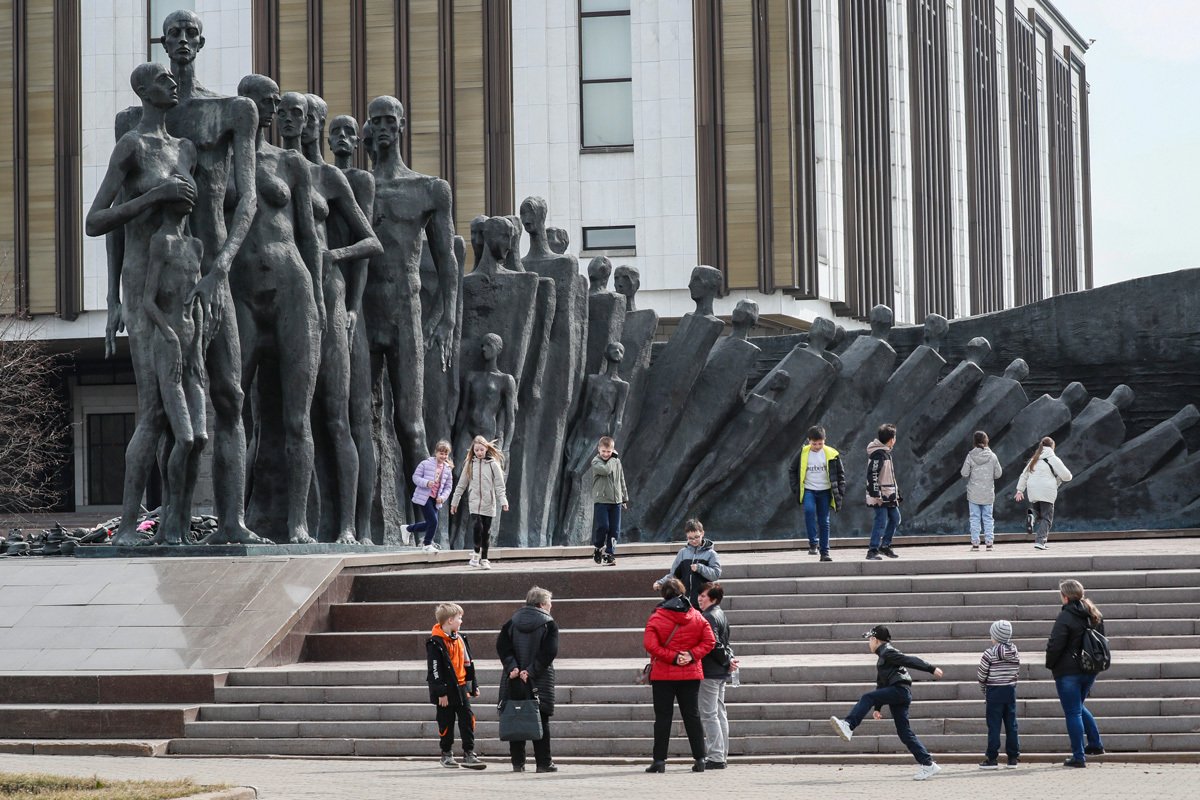 Школьники проходят возле мемориала «Трагедия народов» в Москве, 11 апреля 2023 года. Фото: Юрий Кочетков / EPA-EFE