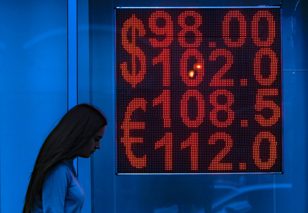 Трёхзначные курсы валют на табло обменного пункта в Москве, 14 августа 2023 года. Фото: Сергей Ильницкий / EPA-EFE