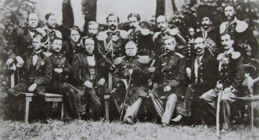 Михаил Николаевич Муравьев (в центре), примерно 1864 год. Фото: M.K. / Wikimedia