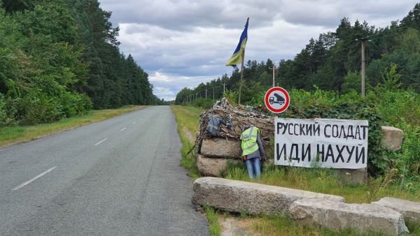 People here speak Russian, but they did not welcome Russian soldiers. “Russian soldier, go to hell”, the sign says. Photo: Jens Alstrup