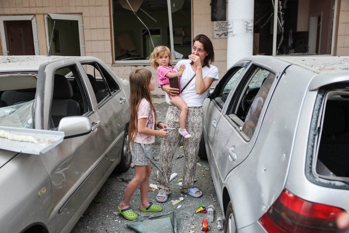 A woman looking after children outside the Okhmatdyt Children’s Hospital in Kyiv. Photo: Gleb Garanich / Reuters / Scanpix / LETA