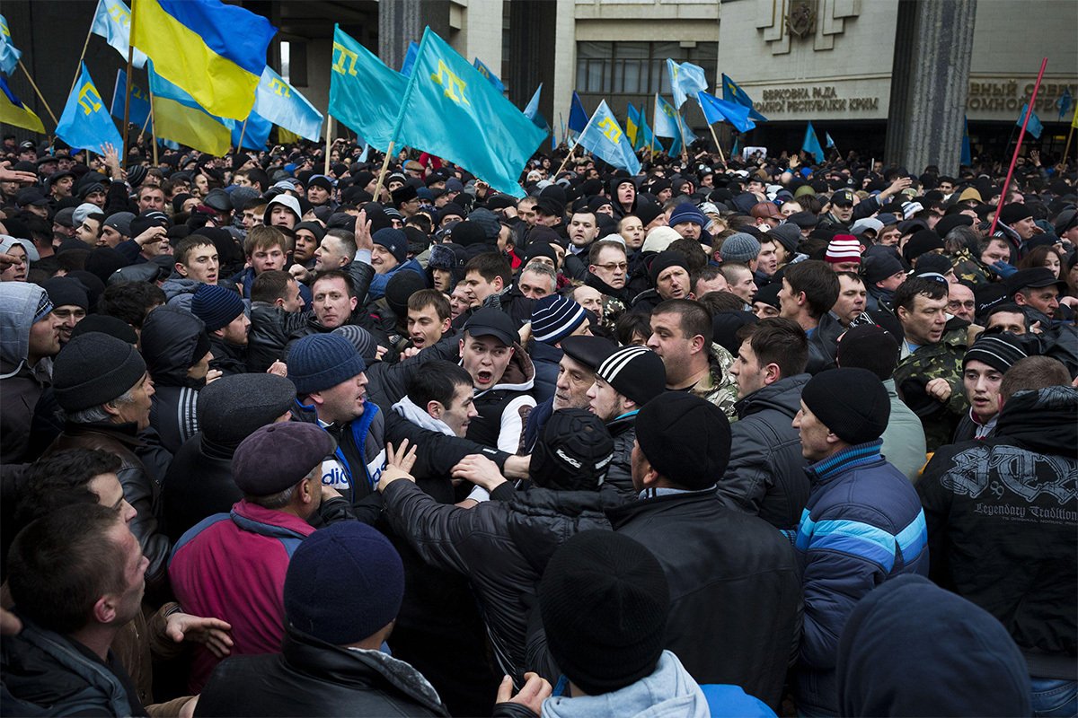 Столкновения между крымскими татарами и пророссийскими активистами у здания крымского парламента в Симферополе, Крым, Украина, 26 февраля 2014 года. Фото: Pierre Crom / Lejournal / Sipa / Shutterstock / Vida Press