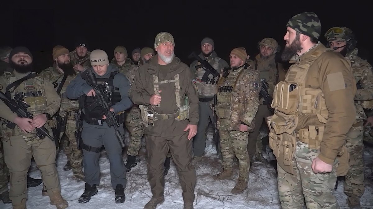Адам Делимханов на расположении чеченских военнослужащих. Фото:  Рамзан Кадыров  / Telegram