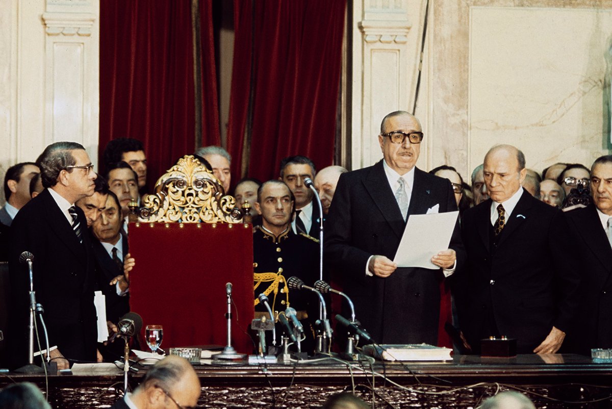 Эктор Хосе Кампора, президент Аргентины, принимает присягу в Национальном конгрессе, 25 мая 1973 года. Фото: Bettmann Archive / Getty Images