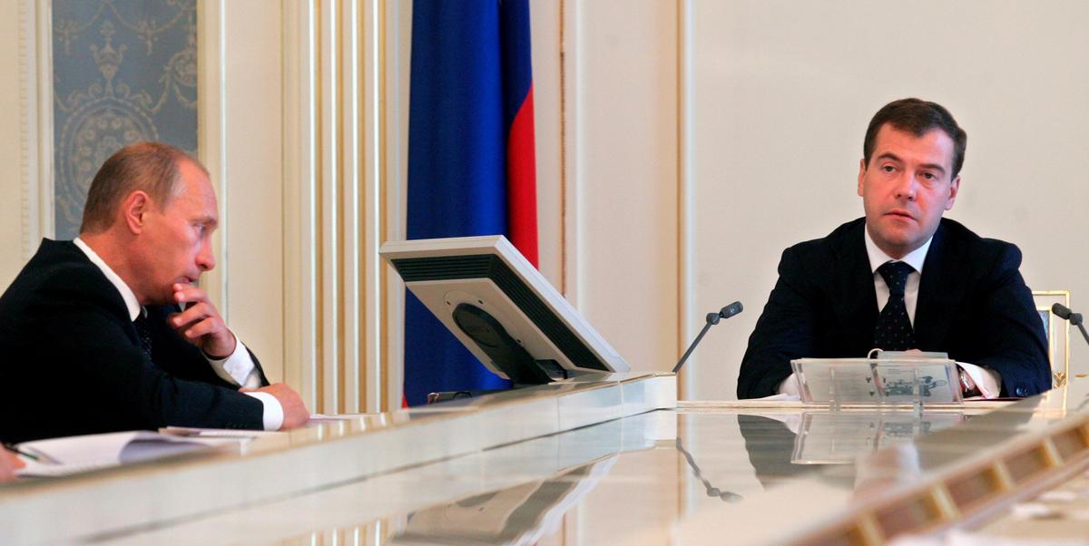 Дмитрий Медведев и Владимир Путин на заседании Совета Безопасности в Кремле в Москве 17 сентября 2008 года. Фото: EPA/DMITRY KOSTYUKOV