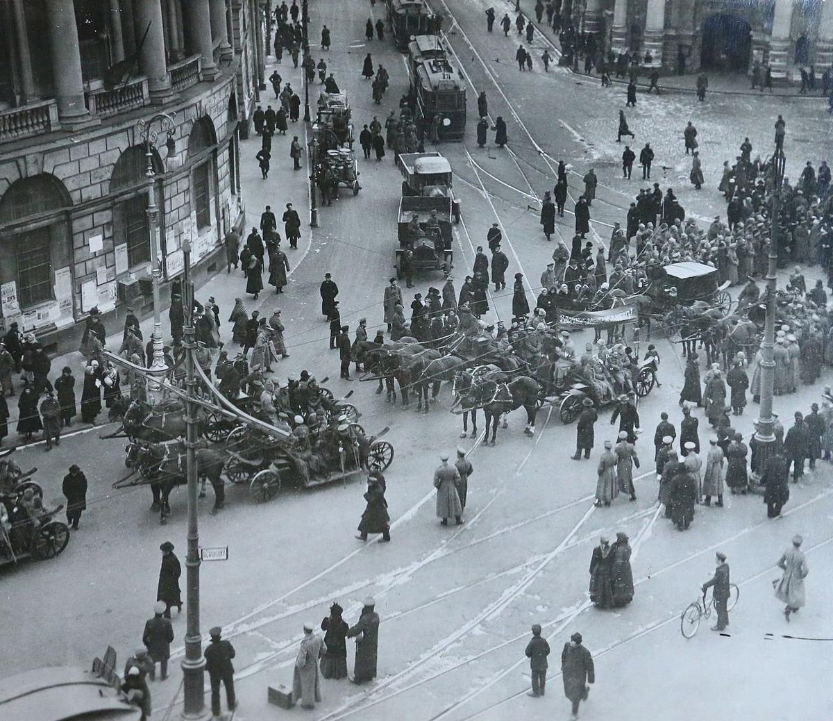 Петроград, Угол Невского проспекта и Садовой улицы. Демонстрация, апрель 1917 года. Фото: Wikimedia