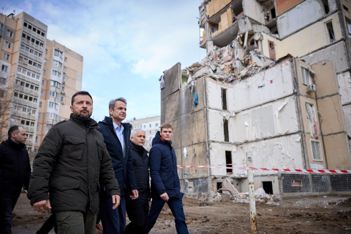 Ukrainian President Volodymyr Zelensky and Greek Prime Minister Kyriakos Mitsotakis inspect damaged buildings in Odesa, 6 March 2024. Photo: EPA-EFE/ PRESIDENTIAL PRESS SERVICE