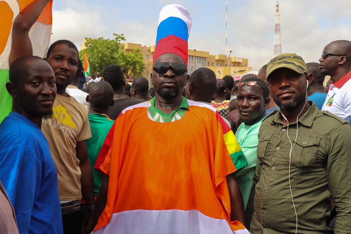 Një protestues vesh një bluzë në ngjyrat e Nigerit dhe një kapele me flamurin rus në një tubim në Niamey, Niger, 3 gusht 2023. Foto: Issifou Djibo/EPA-EFE