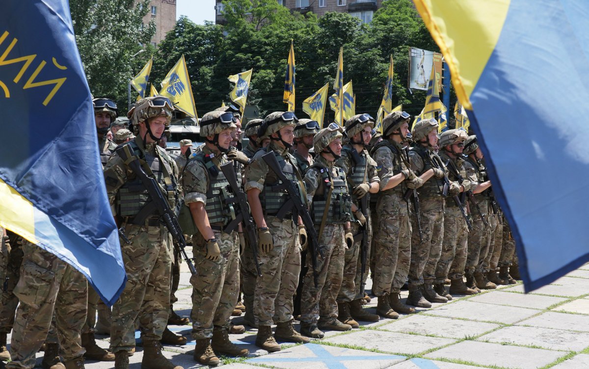 Добровольцы батальона «Азов» стоят в строю во время парада в Мариуполе, 13 июня 2015 года. Фото: Sergey Vaganov / EPA