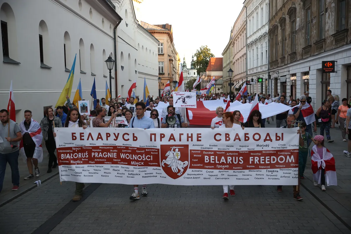 Паспорт соагрессора. Для каждого белоруса в Украине война стала  персональной пороховой бочкой. Бегство от тюрьмы бледнеет на фоне пущенных  из Гомеля ракет — Новая газета Европа