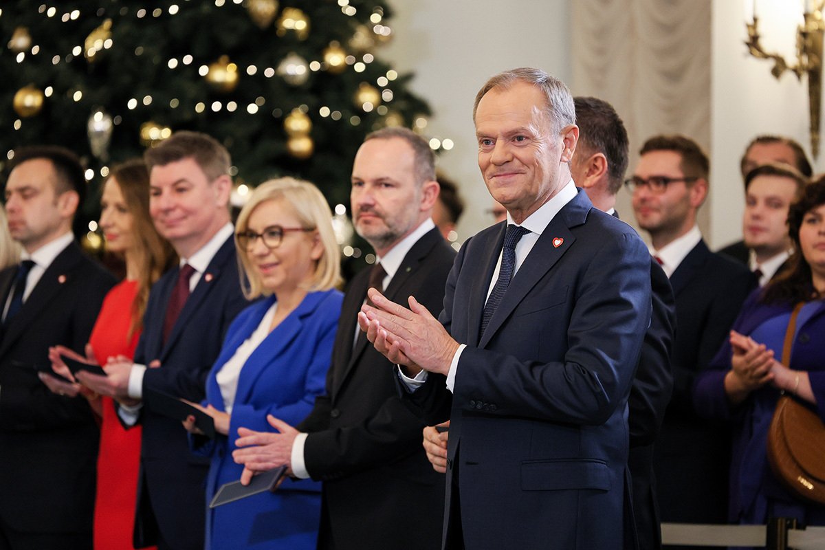 Премьер-министр Польши Дональд Туск (справа) и члены его нового кабинета. 13 декабря 2023 года. Фото: Pawel Supernak / EPA-EFE