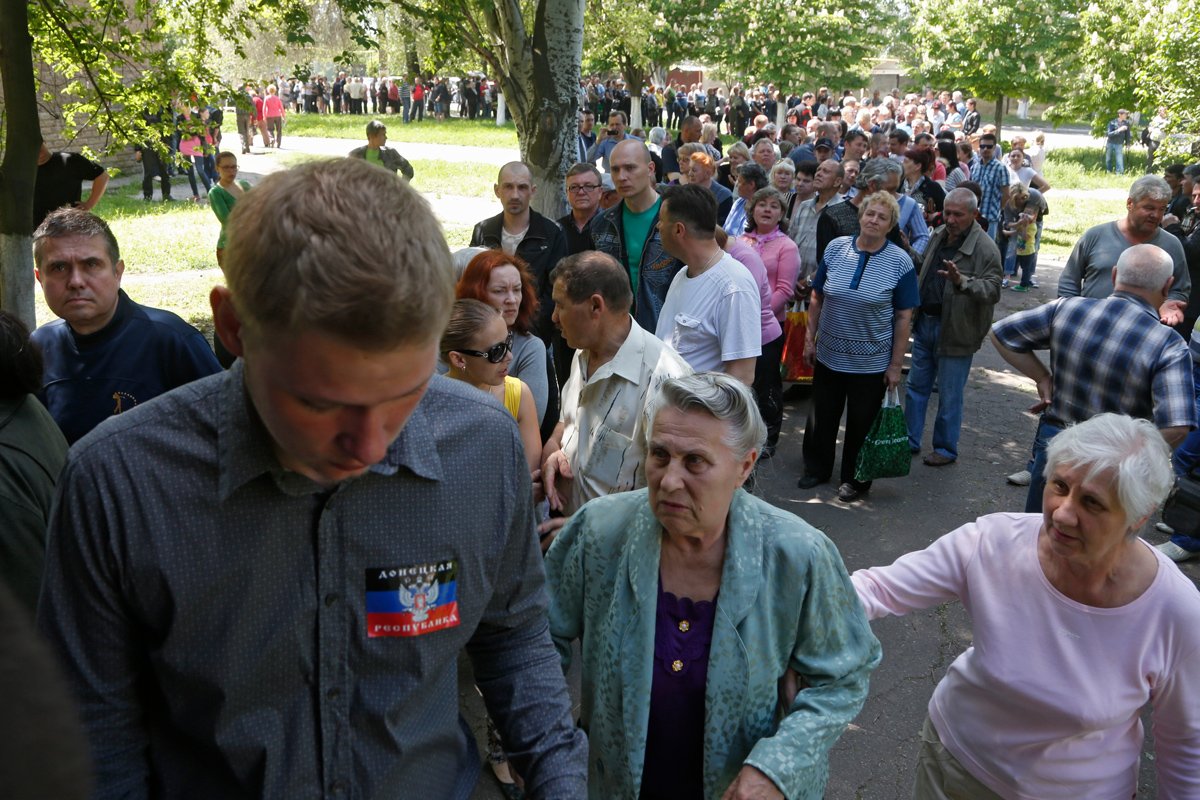 Украинцы в очереди во время голосования на референдуме, организованном членами «Донецкой народной республики», Донецк, 11 мая 2014 года. Фото: Максим Шипенков / EPA