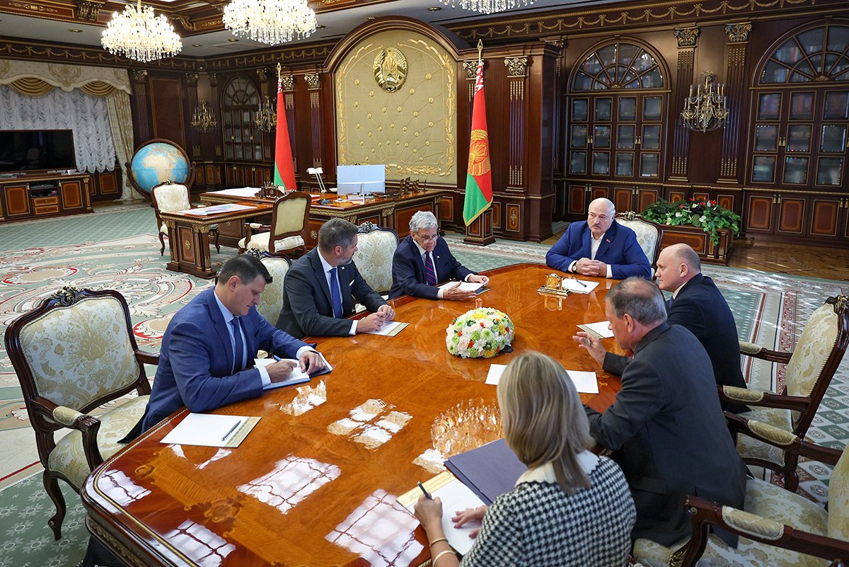 Александр Лукашенко беседует с посланником президента США Джоном Коулом во время их встречи в Минске, Беларусь, 11 сентября 2025 года. Фото: EPA