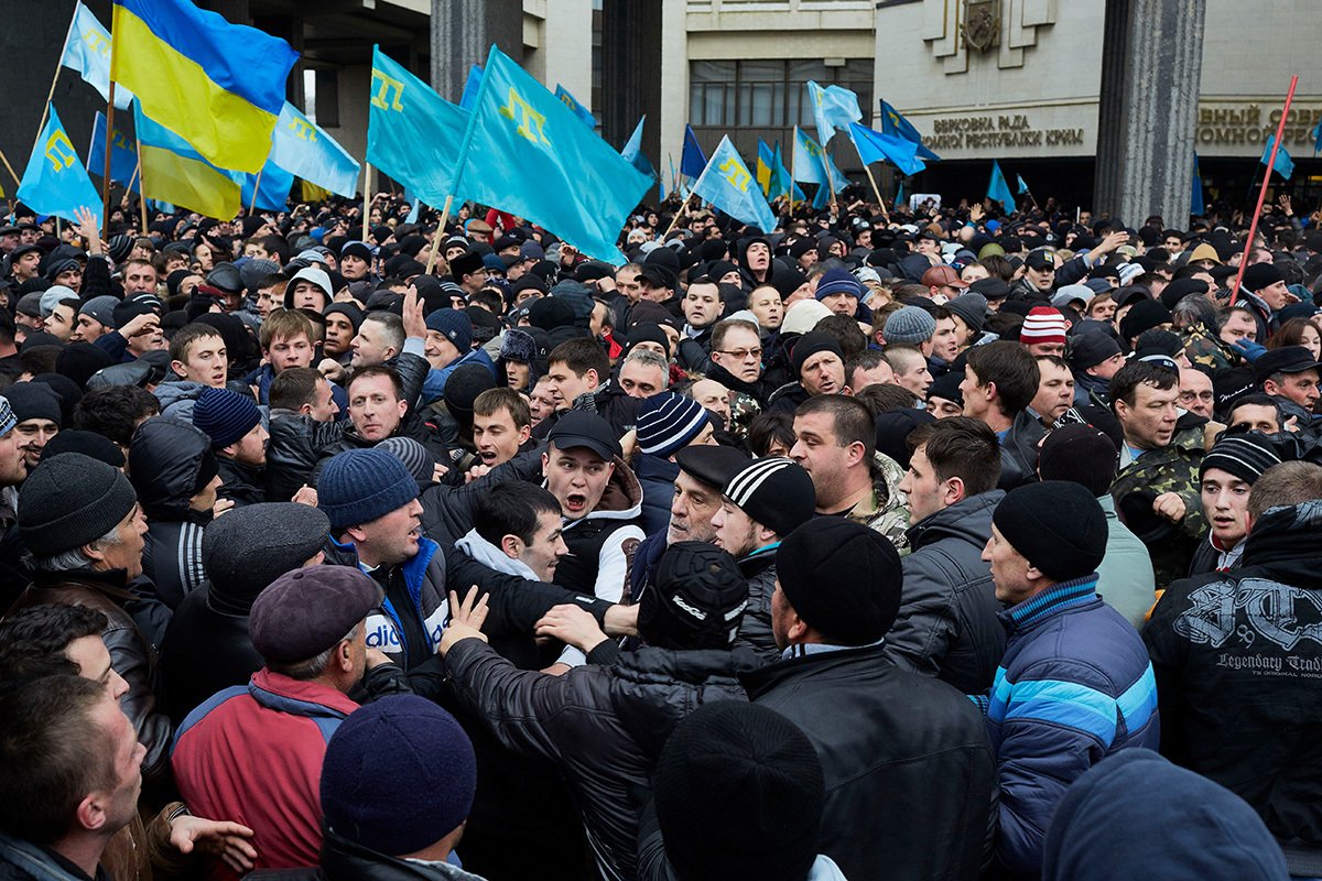 Рророссийские и проукраинские демонстранты дерутся у здания верховного совета республики Крым в Симферополе, 26 февраля 2014 года. Фото: Pierre Crom/Getty Images
