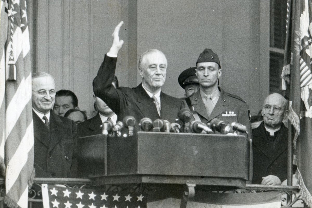 Франклин Рузвельт после принятия президентской присяги вместе с сыном и Гарри Трумэном в Вашингтоне, 20 января 1945 года. Фото: GBM Historical Images / Shutterstock / Vida Press
