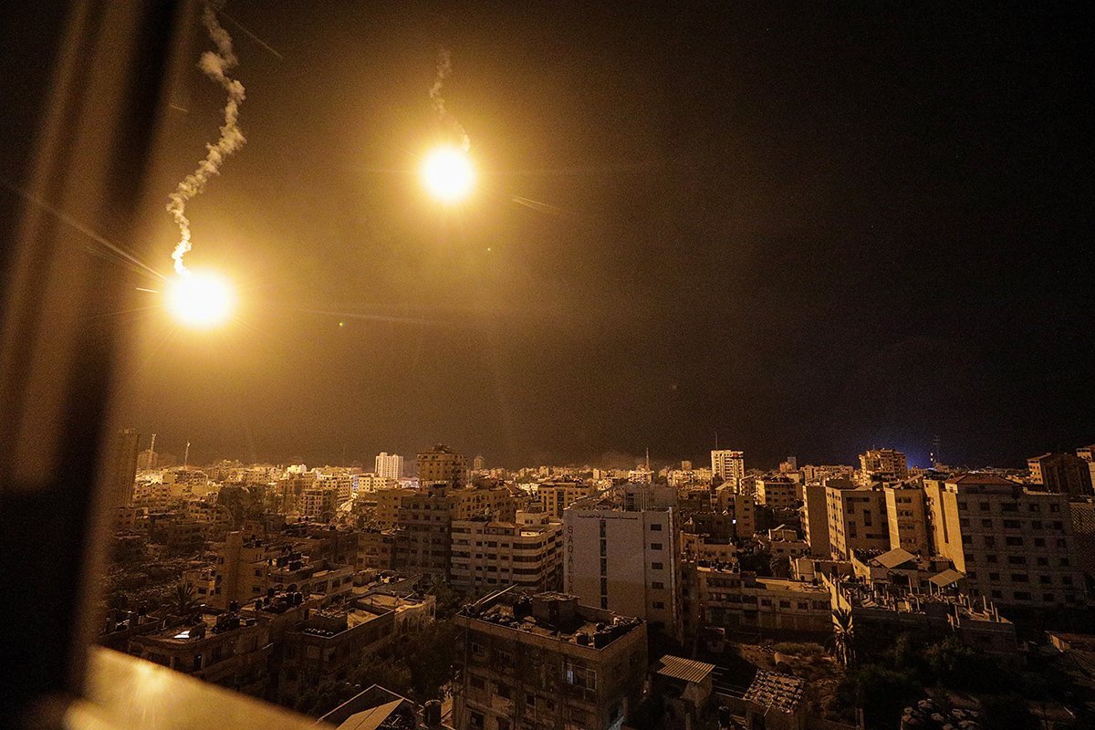 Израильские армейские ракеты освещают небо над западной частью сектора Газа на фоне активизации военных операций на западе северной части сектора Газа, 09 ноября 2023 года. Фото: Mohammed Saber / EPA-EFE