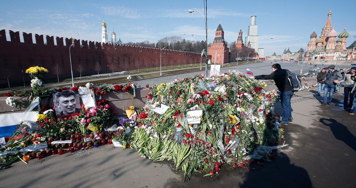 Люди несут цветы к месту убийства, Москва, 9 марта 2015 года. Фото: Сергей Чириков / EPA