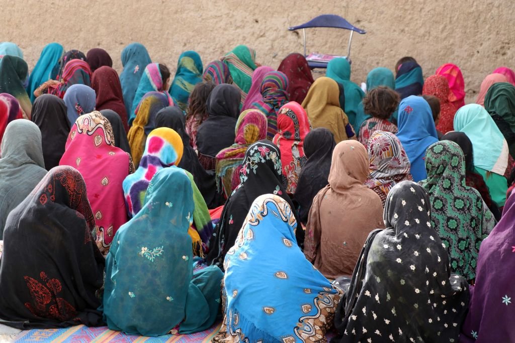 Волонтеры обучают афганских девочек среднего и старшего школьного возраста, которым запрещено получать образование при правлении талибов. Кандагар, Афганистан, 2022 год. Фото: Mohammad Noori / Anadolu Agency / Getty Images