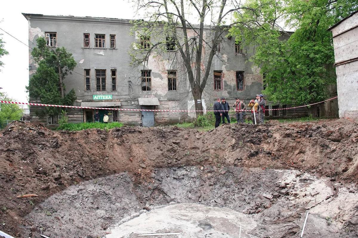 A crater left by a drone strike near a psychiatric hospital in Kharkiv, Ukraine, 27 April 2024. Photo: Oleh Syniehubov