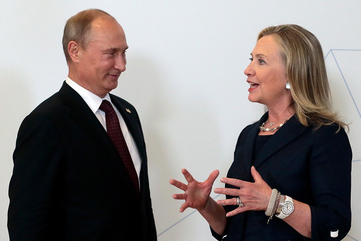 Президент России Владимир Путин (слева) встречает госсекретаря США Хиллари Клинтон (справа) по прибытии на саммит Азиатско-Тихоокеанского экономического сотрудничества (АТЭС) во Владивостоке, 8 сентября 2012 года. Фото: Михаил Метцель / EPA