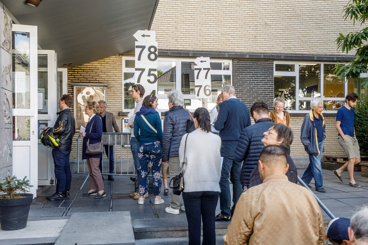 Люди в очереди на избирательный участок в Брюсселе, 9 июня 2024 года. Фото: Hatim Kaghat / Belga / AFP / Scanpix / LETA