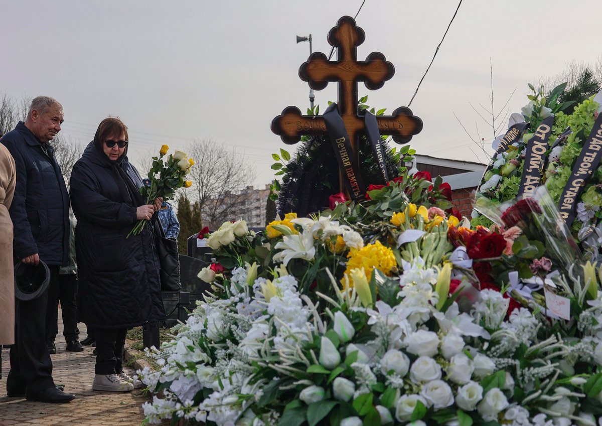 Анатолий и Людмила стоят рядом с могилой своего сына Алексея Навального, на сороковой день после его смерти, на Борисовском кладбище в Москве, 26 марта 2024 года. Фото: EPA-EFE