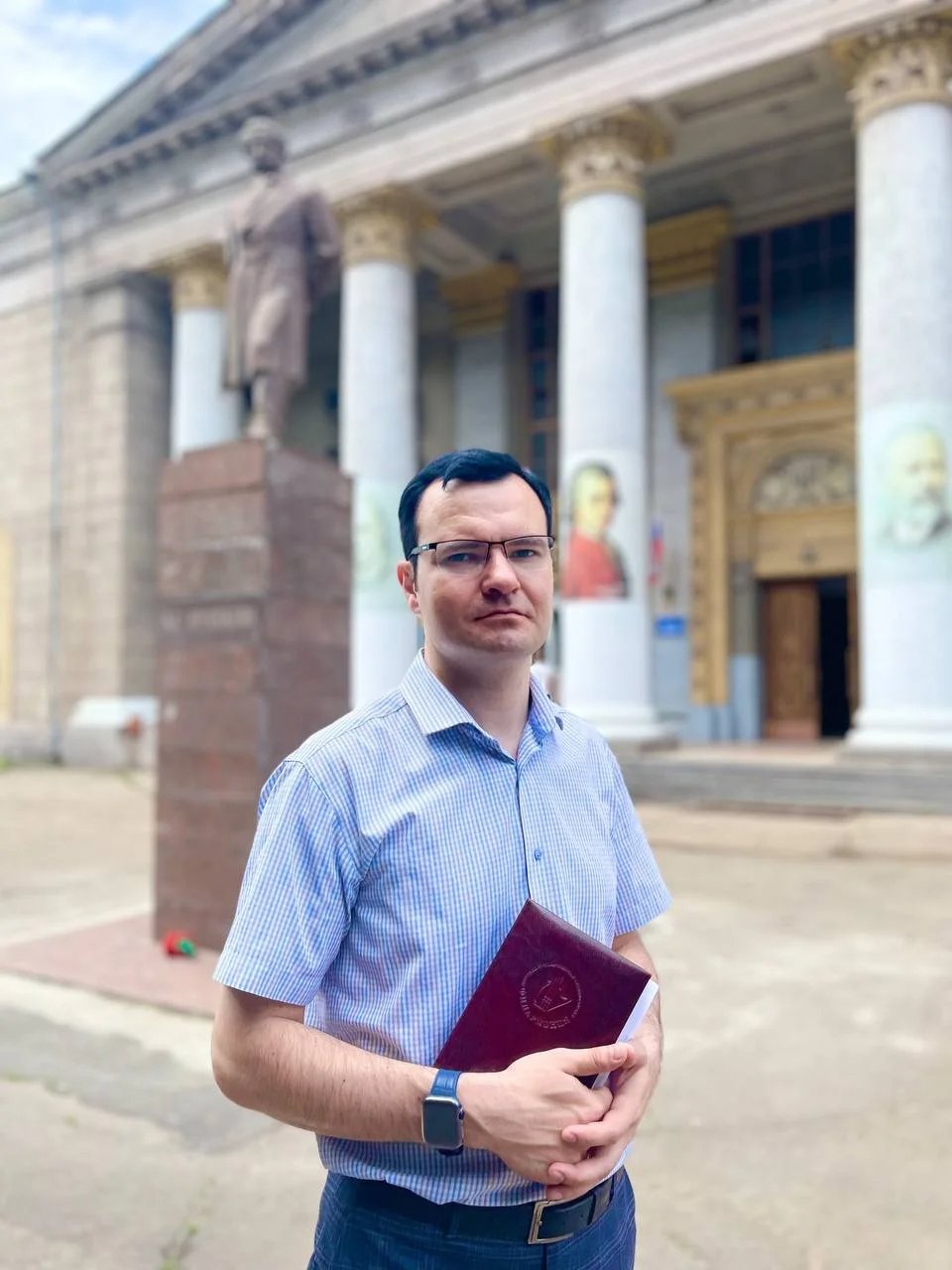Alexander Paretsky pictured in front of the Mariupol Philharmonic Society on 28 June. Paretsky is facing the burnt down building on Metallurg street, which Matvey’s unit tried to secure. Photo:  Vkontakte