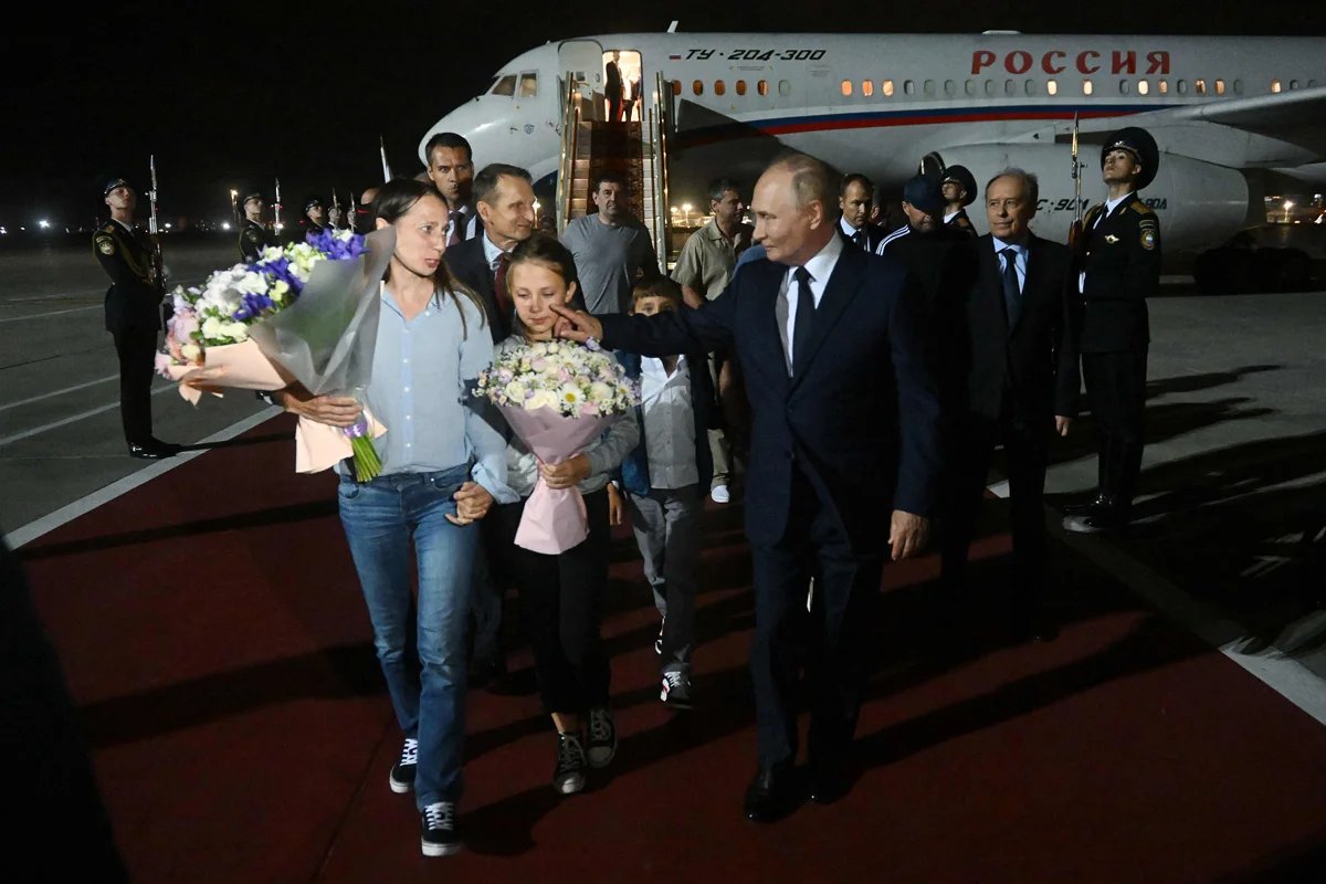 Vladimir Putin welcomes freed Russian agent Anna Dultseva and her family to Moscow’s Vnukovo Airport, 1 August, 2024. Photo: Mikhail Voskresensky / Sputnik / AFP / Scanpix / LETA