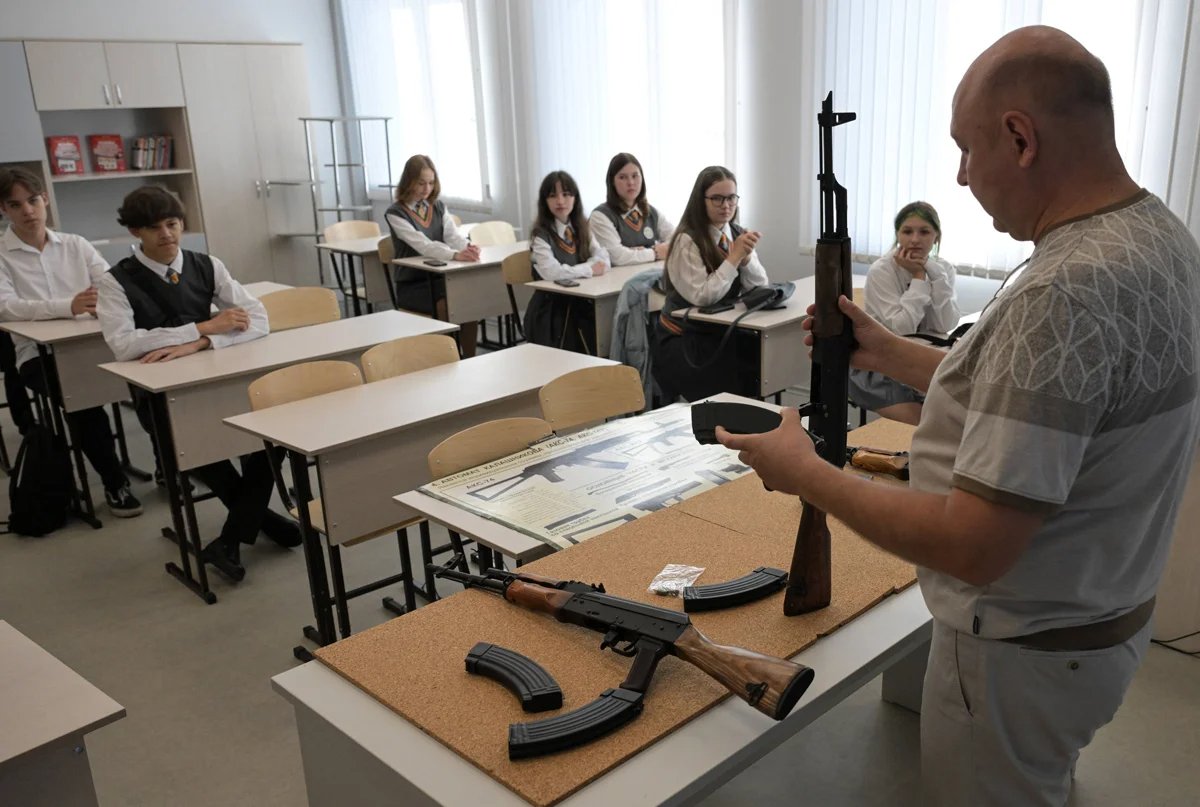 Health and safety lesson at a school in the Siberian city of Novosibirsk, 1 September 2023. Photo: Alexander Kryazhev / Satellite / Imago Images / SNA / Scanpix / LETA