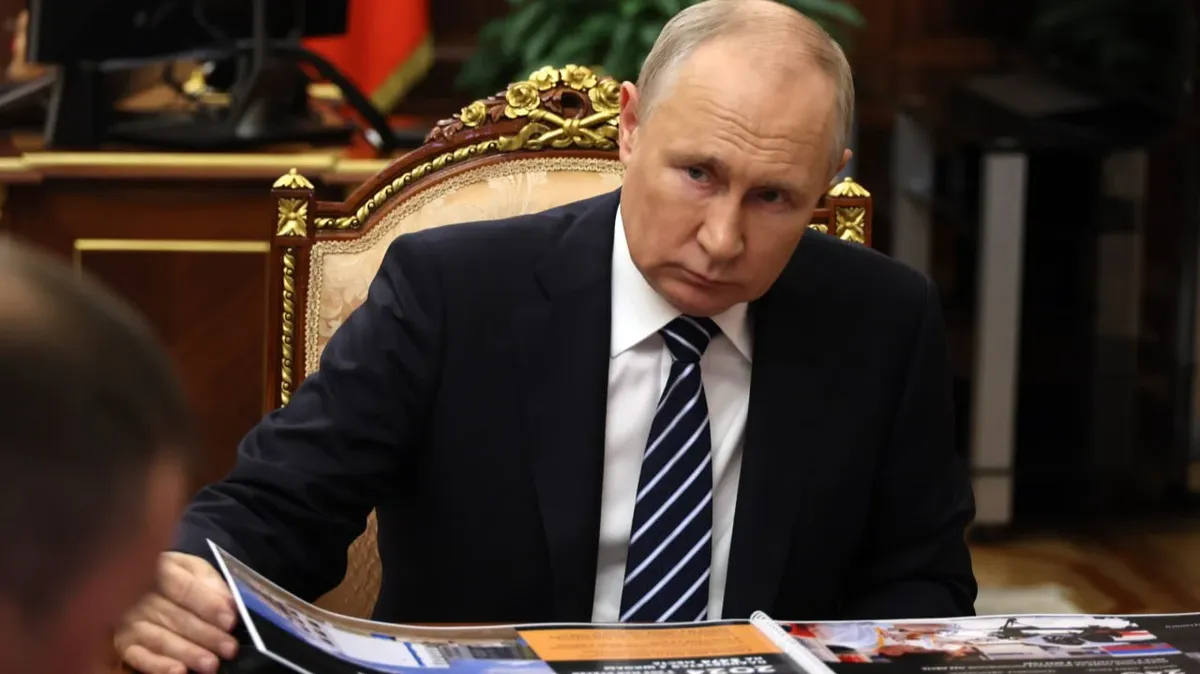 «Проект» установил имена двух офицеров, которые носят за Путиным «ядерный чемоданчик»