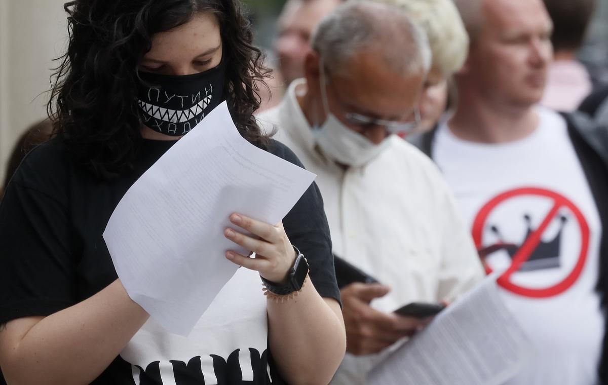 Opposition activists line up to lodge protests against the result of a referendum to amendment the Russian Constitution, 4 July 2020. Photo: EPA-EFE/MAXIM SHIPENKOV