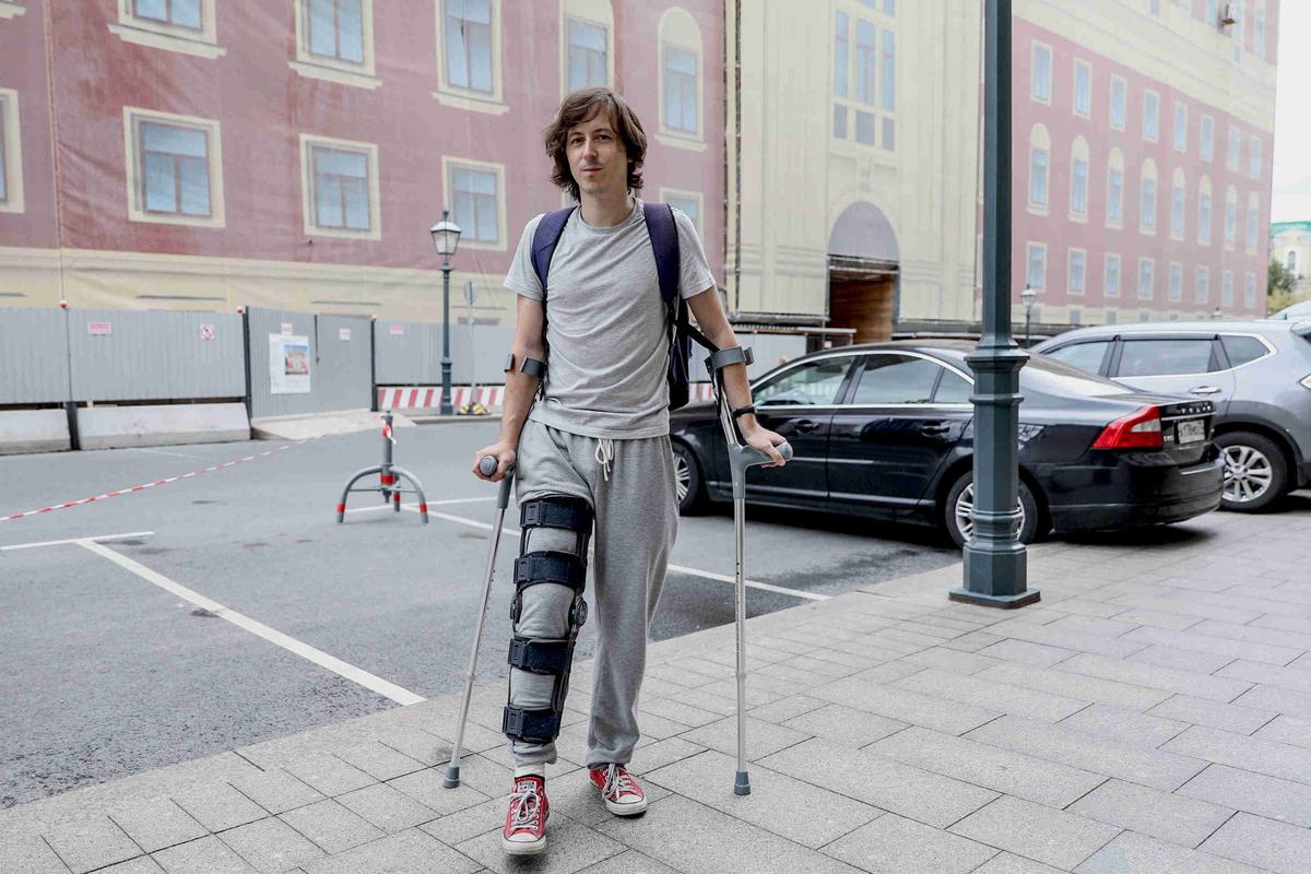 Константин Коновалов после перелома ноги, Москва, 2019 год. Фото: «Новая газета Европа»