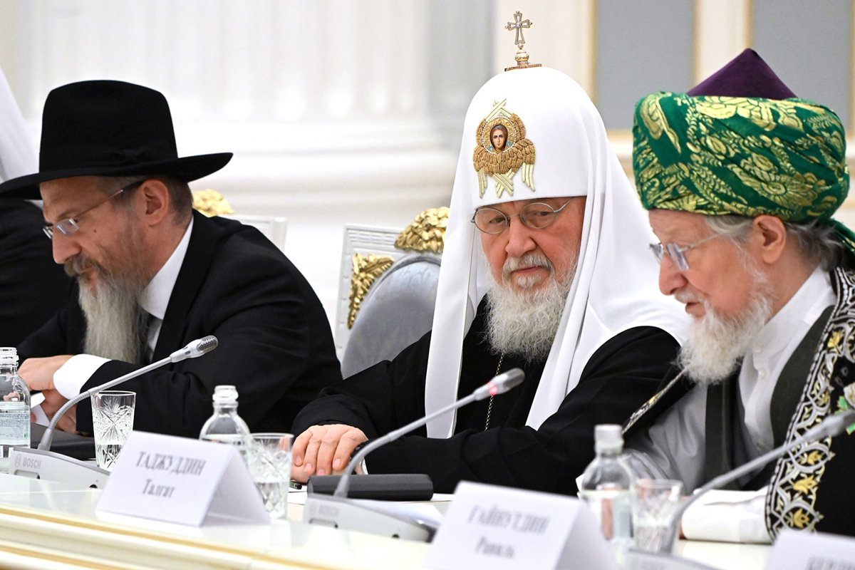 From left to right: Russia’s Chief Rabbi Berel Lazar, Patriarch Kirill of Moscow and All Russia, and Russia’s Grand Mufti Talgat Tadzhuddin Photo: Sergey Guneev / RIA Novosti / the Kremlin
