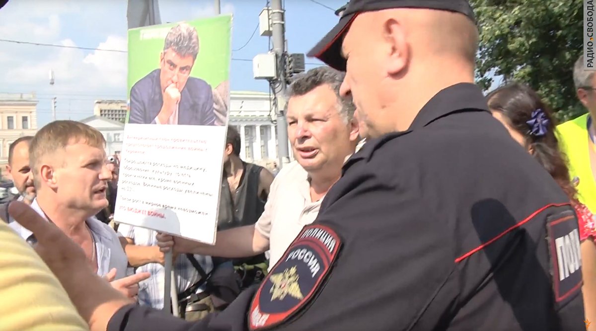 Кадр из видео «Нападение на пикетчиков» с YouTube канала Радио Свобода