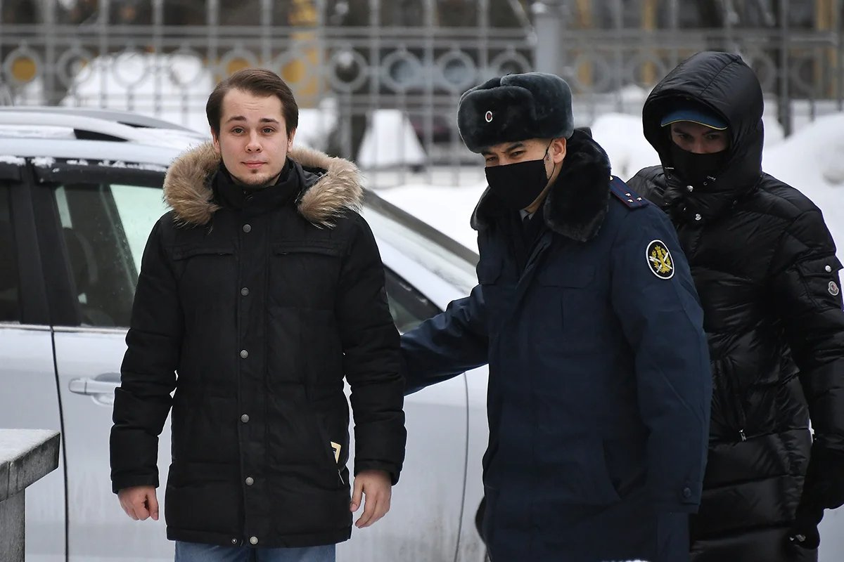 Oleg Stepanov (left), a co-ordinator at Navalny Moscow headquarters, being escorted to a court hearing in Moscow, 25 February 2021. Photo: Ivan Vodopyanov / Kommersant / Sipa USA / Vida Press