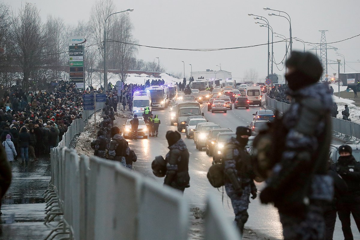 Полицейские у Борисовского кладбища в Москве, 1 марта 2024 года. Фото: Максим Шипенков / EPA-EFE