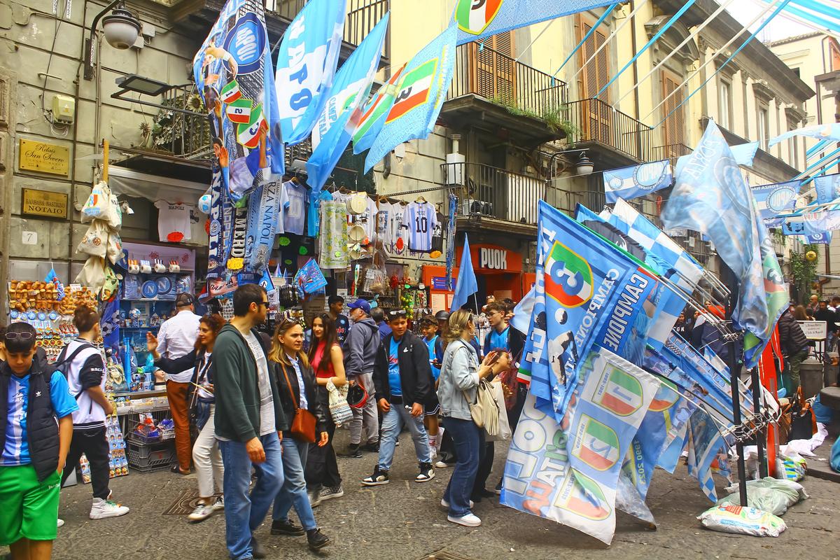 Центральные улицы Неаполя в дни чемпионата. Фото: «Новая газета Европа»