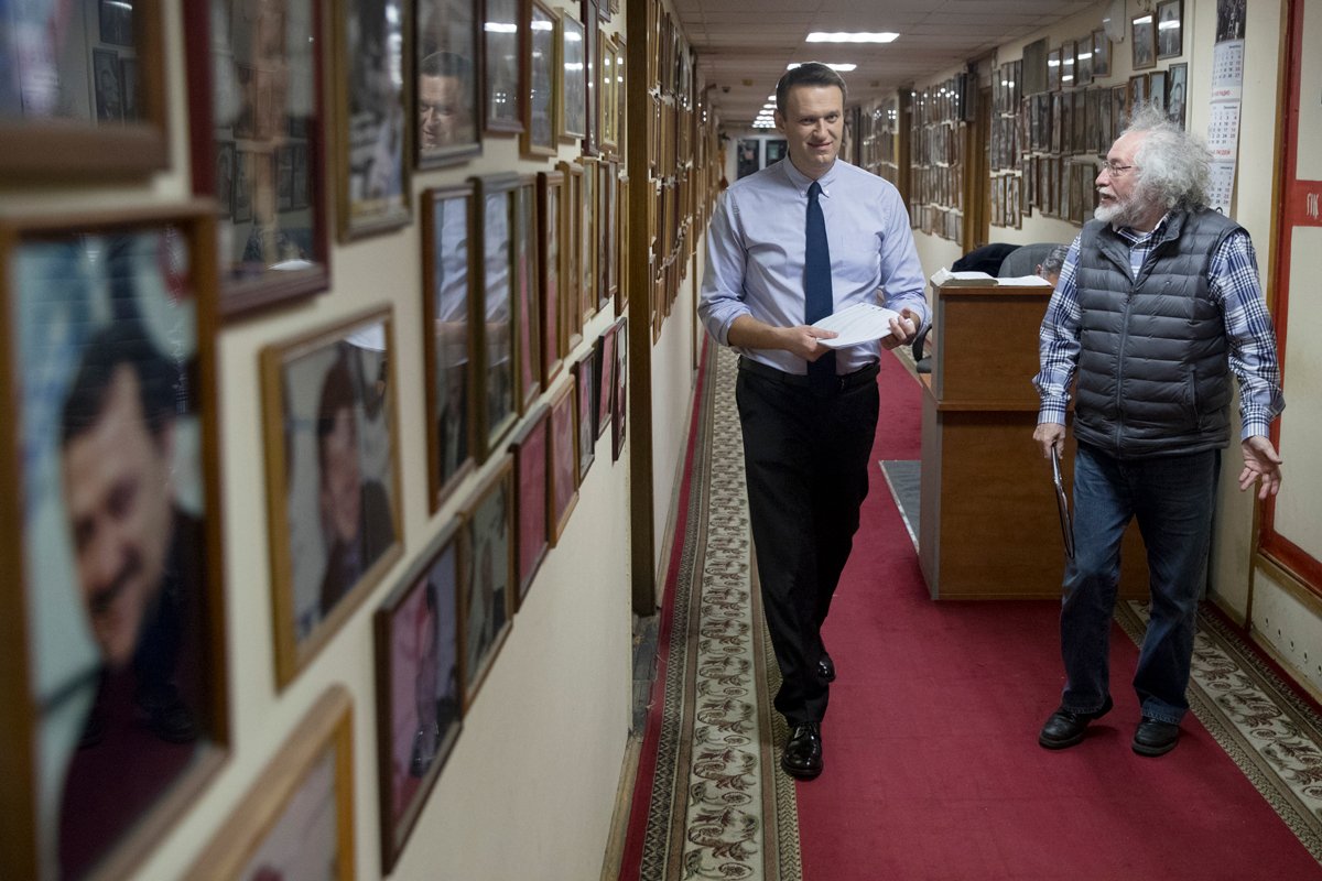 Алексей Навальный и Алексей Венедиктов после эфира на радиостанции «Эхо Москвы» в Москве, 14 декабря 2016 года. Фото: Павел Головкин / AP Photo / Scanpix / LETA