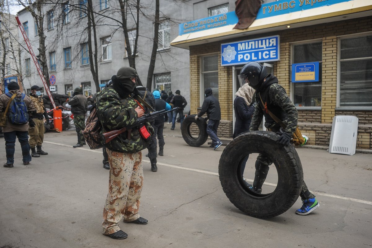 Вооруженные люди у захваченного отделения милиции в Славянске, Украина, 12 апреля 2014 года. Фото: Роман Пилипей / EPA