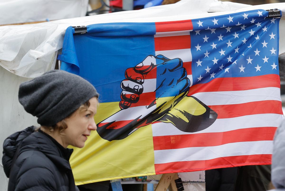 A woman passes a souvenir stall depicting Ukrainian and US flags in Kyiv, Ukraine, 6 November 2024. Photo: EPA-EFE/SERGEY DOLZHENKO