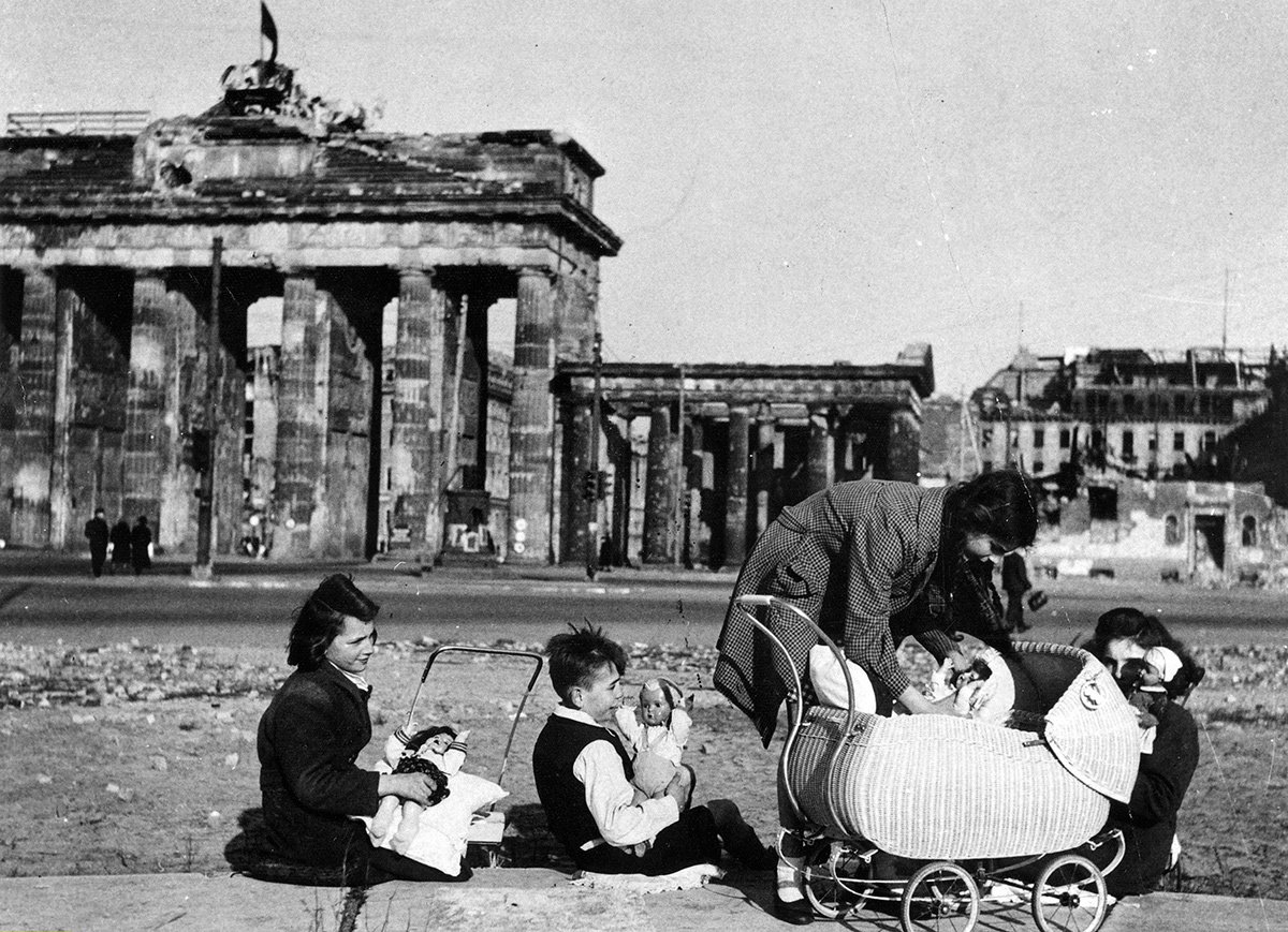 Мать и дети у Бранденбургских ворот в Берлине, после 1945 года. Фото: Fritz Eschen / Ullstein Bild / Getty Images