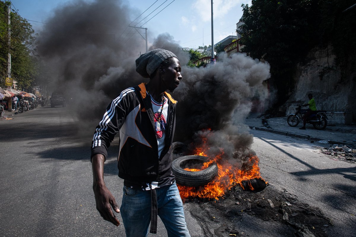 Демонстранты поджигают шины во время акции протеста в Порт-о-Пренсе, Гаити, 12 марта 2024 года. Фото: Johnson Sabin / EPA-EFE