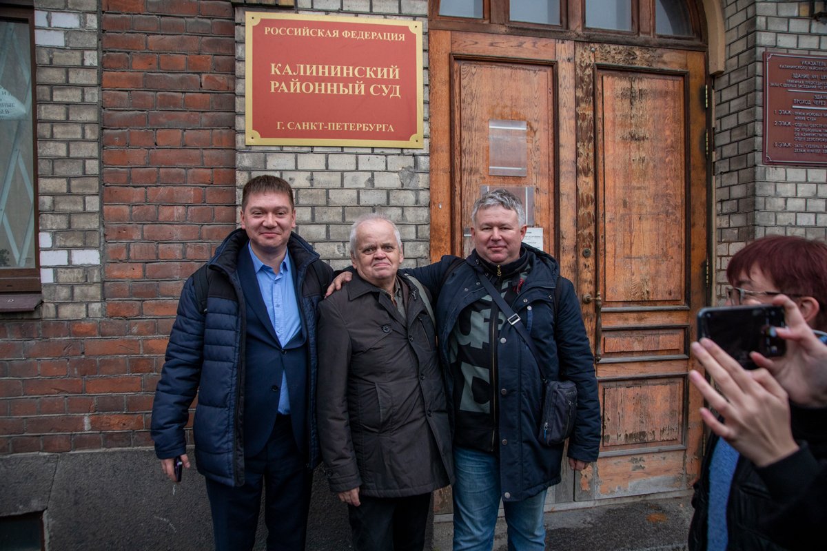 Бестужев и Подольский у здания суда. Фото: Дмитрий Цыганов