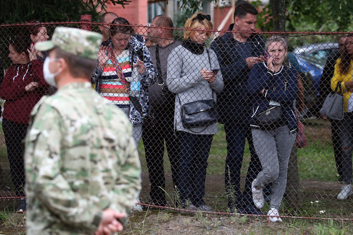 Люди возле тюрьмы недалеко от Минска, где содержатся их родственники, участвовавшие в протестах после президентских выборов, 13 августа 2020 года. Фото: Татьяна Зенькович / EPA-EFE