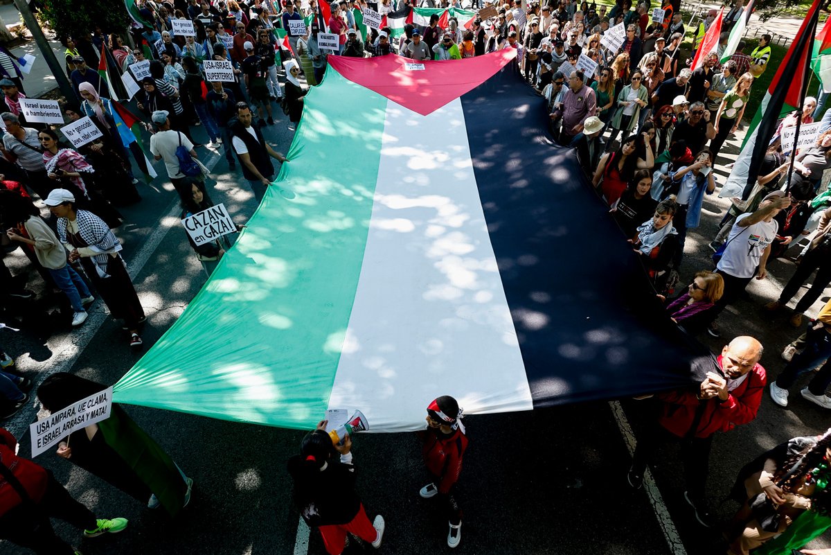 Собравшиеся принимают участие в марше в поддержку палестинского народа в Мадриде, Испания, 21 апреля 2024 года. Фото: Sergio Perez / EPA-EFE