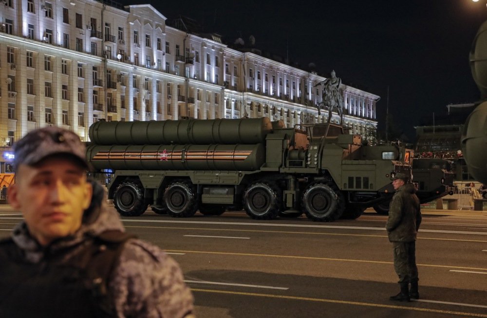 Russian policemen guard in front of Russian missile S-400 Triumf weapons standing on Tverskaya street in Moscow, Russia, 27 April 2023. Photo: EPA-EFE/MAXIM SHIPENKOV