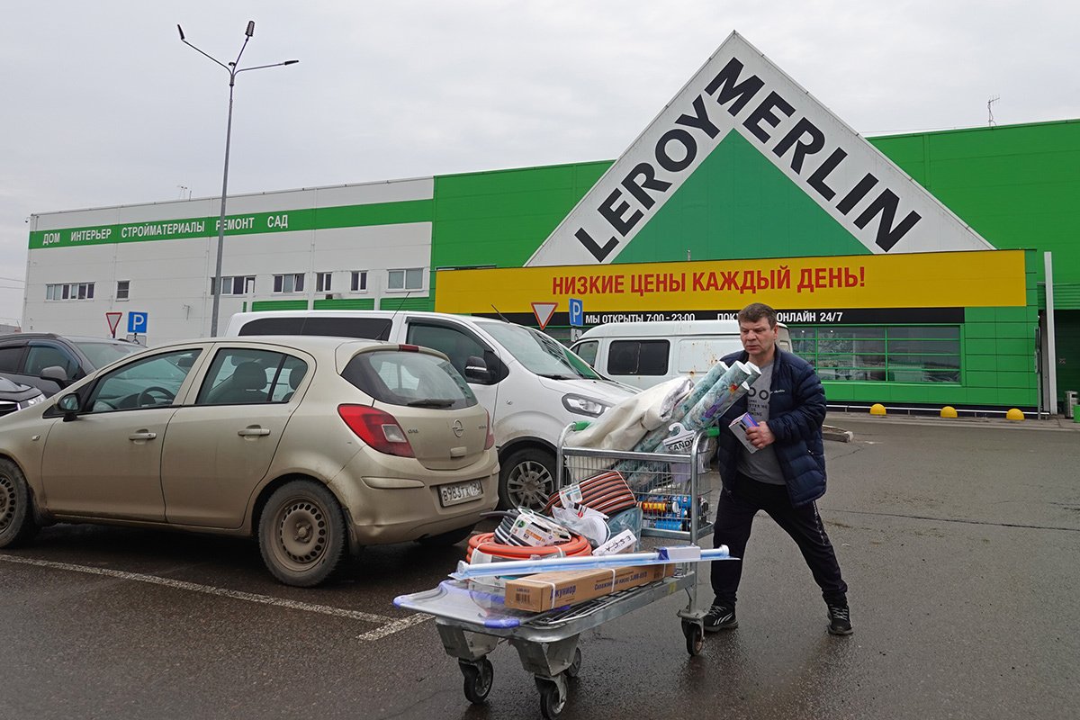 Покупатель перед магазином Leroy Merlin в Подмосквье, 25 марта 2023 года. Фото: Максим Шипенков / EPA-EFE
